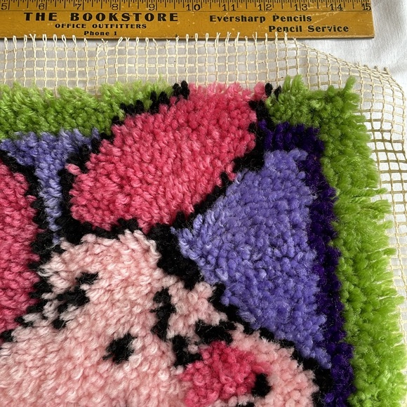 Piglet, unfinished latch hook project, 15.5" x 16" - Picture 3 of 9